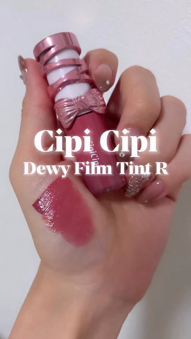 【シピシピ新作ティントが可愛すぎる🎀！！】

ちょっとふくれなちゃん天才すぎない？
こんな可愛いパッケージ信じられない🥹🎀💕
大好きなデューイフィルムティントが進化したのよ❣️

ツヤや色持ちはそのままに前のティントと比べて
クリア