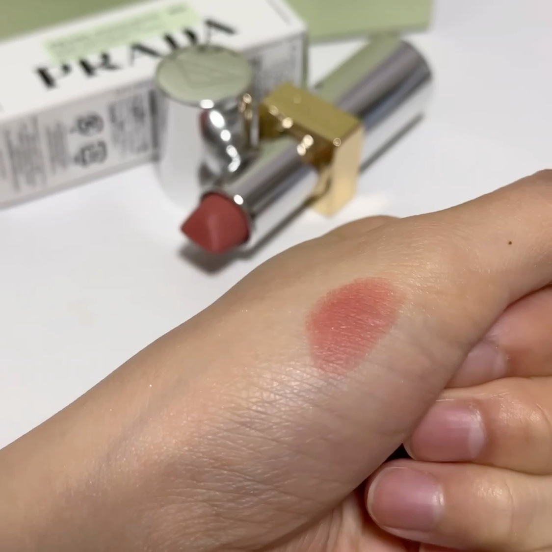 モノクローム ウェイトレス リップカラー(マット レザー)/PRADA BEAUTY/口紅の動画クチコミ1つ目