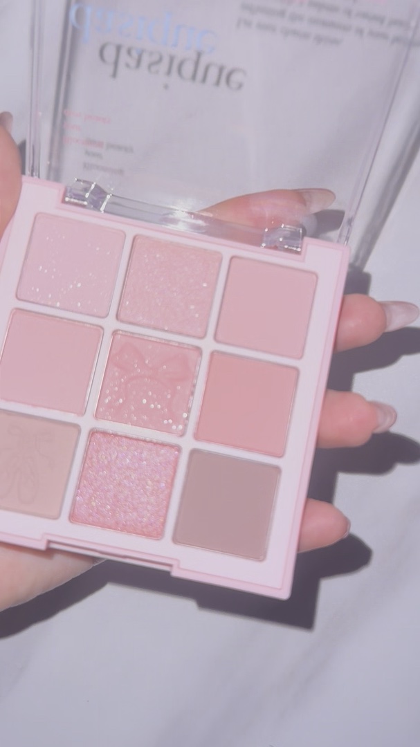 dasique シャドウパレット
35 ラブエンジェル

マッジで可愛すぎる
アイシャドウパレット🎀💕

バレエコア🩰系で
ラメが4色、マットが5色の
使いやすいパレット♡

パッと見はブルベ夏向きだと
思う🤔

#dasique 