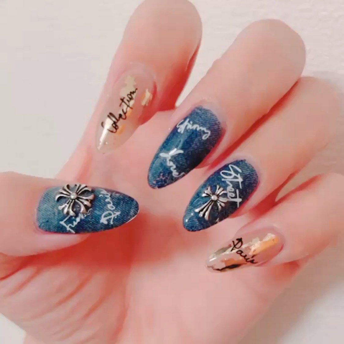 デニムネイル💅★*

綺麗に転写できていないところもありますが、全体的に見てかなり好みのデザインに仕上がりました🥰

服もデニム生地を着ることが多いので、マッチしてとても可愛いデザインです👍

チップで長さ出しをしているのでフォルム等