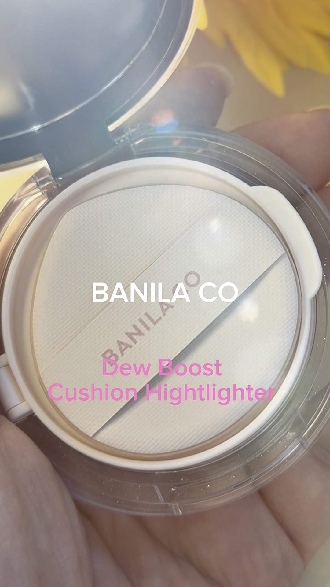 
バニラコから新商品の
クッションハイライターが登場！

クッションタイプだからみずみずしい付け心地で
乾燥が気にならなかった💕

肌の内側から潤いがにじむような透明感※1と
立体感を演出してくれる✨
※1 メーキャップ効果による
みず