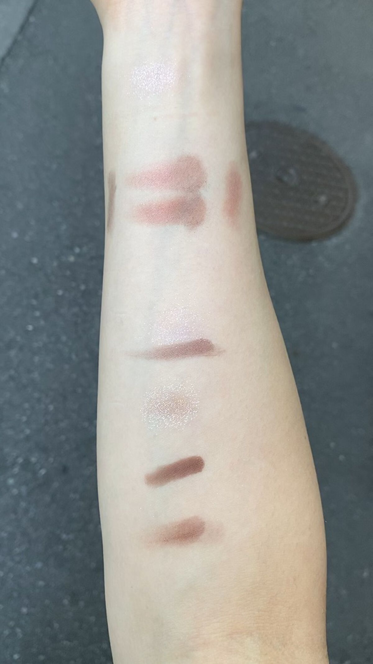  シアー グリッターアイズ 04 ファーストステージ(FIRST STAGE)/KiSS/単色アイシャドウを使ったクチコミ（1枚目）