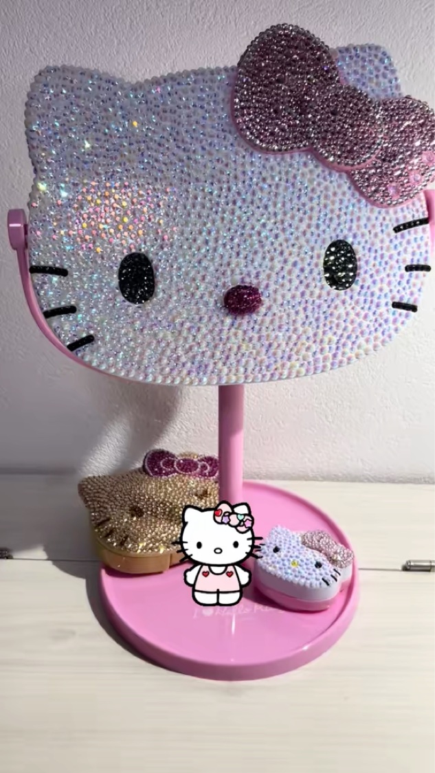 I♡HELLOKITTYシリーズのミラー
1,980円

スタンドミラーをデコってみたらキラキラ✨
でかわいくなったよ💕

このミラー高さもちょうどいいし、私はドレッサーにぴったりでおすすめ。

#ミラー
#ハローキティ
#アイラブハロー