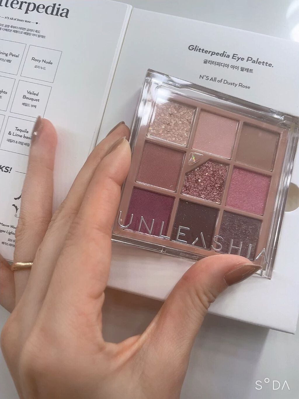 グリッターペディアアイパレット/unleashia/アイシャドウパレットの動画クチコミ3つ目