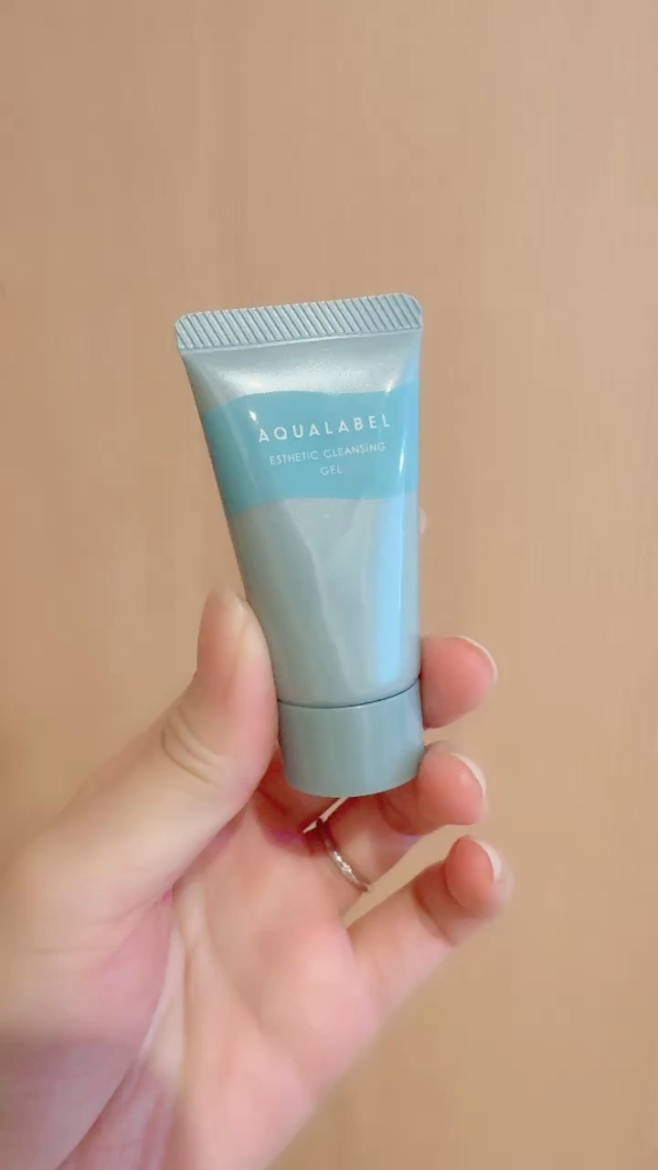 アクアレーベルエステ洗顔ジェル🩵

ジェルにお試しサイズ付いていたから使ってみました✨

乳白のジェル🤍

洗い上がりはさっぱり‼️
でもつっぱるとかはなくて
私は使いやすく感じだから
通常サイズ買おうかなーっ🫧

ライトなクレンジン