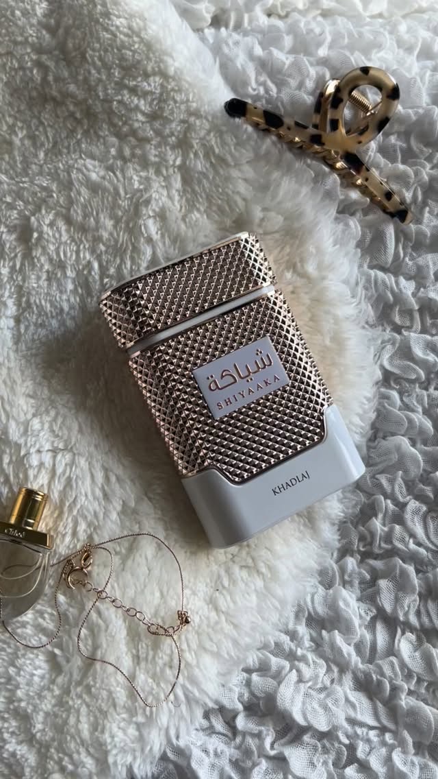 アラブ発、Khadlaj (ハドラジ)のshiyaaka pink goldの香水。

どこで買ったと思う？ドンキ😂

ギランギランで胡散臭かったけど、こうやって見たら結構ゴージャスに見える😂✨
香りは
トップはプルメリアとピオニー
ミ