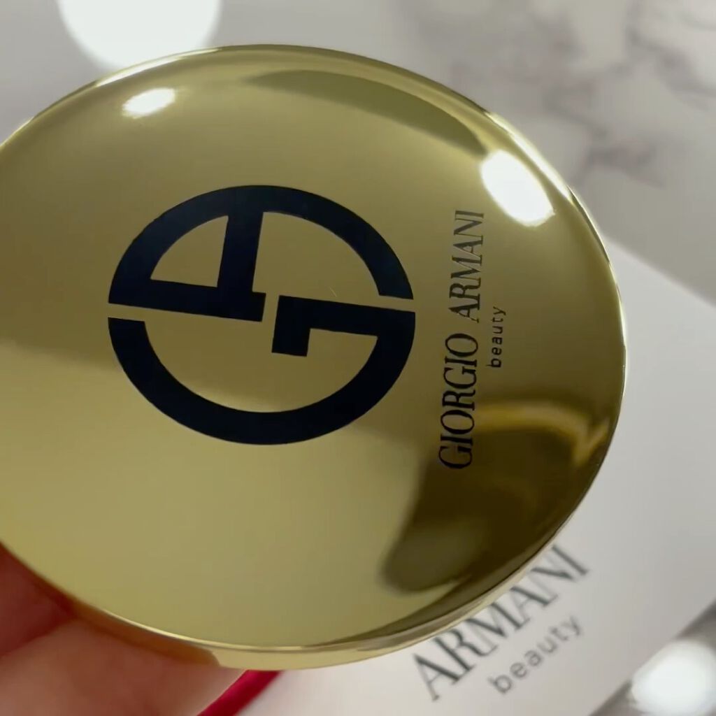 \アルマーニからのプレゼント/


お洋服もコスメも
ずっとずっと大好きな
アルマーニ❤️


結構前に
アルマーニから
アンケートのお願いが届き
それに答えたら

忘れた頃に
こちらが届きました🥰


身に覚えのない荷物だったので

開