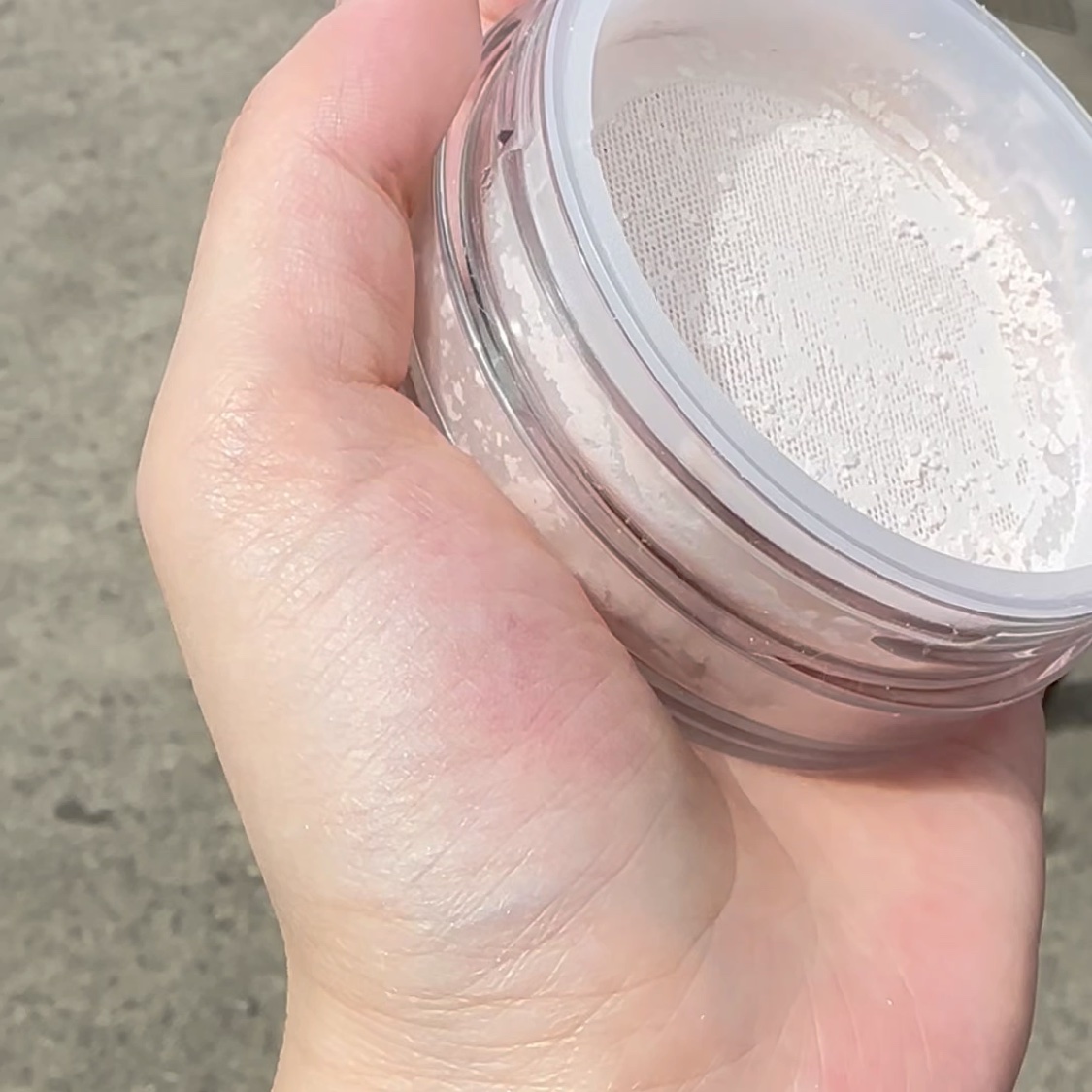 ミネラルリフレクティングスキンパウダー/エトヴォス/ルースパウダーの動画クチコミ1つ目