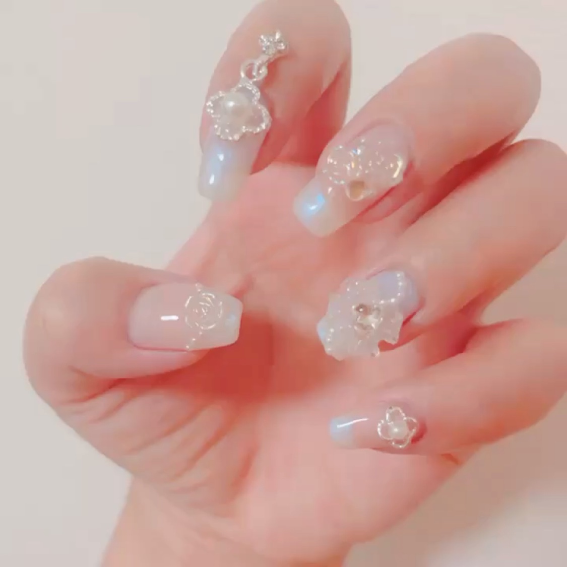 ジェルネイル🤍🩵

爪の長さと比べて少しパーツが大きくバランスが悪いですが、可愛くできたネイルです🥰

使用しているジェルの関係でかなり厚みが出てしまい、もっとサイドを削ってバレリーナのような形にしたくなりました🥲

お風呂に入ると