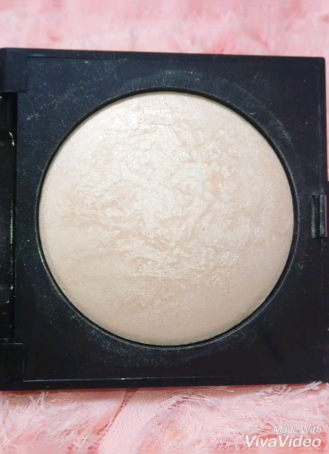 マットラディアンス ベイクドパウダー ハイライト01/ローラ メルシエ/パウダーハイライトを使ったクチコミ（2枚目）