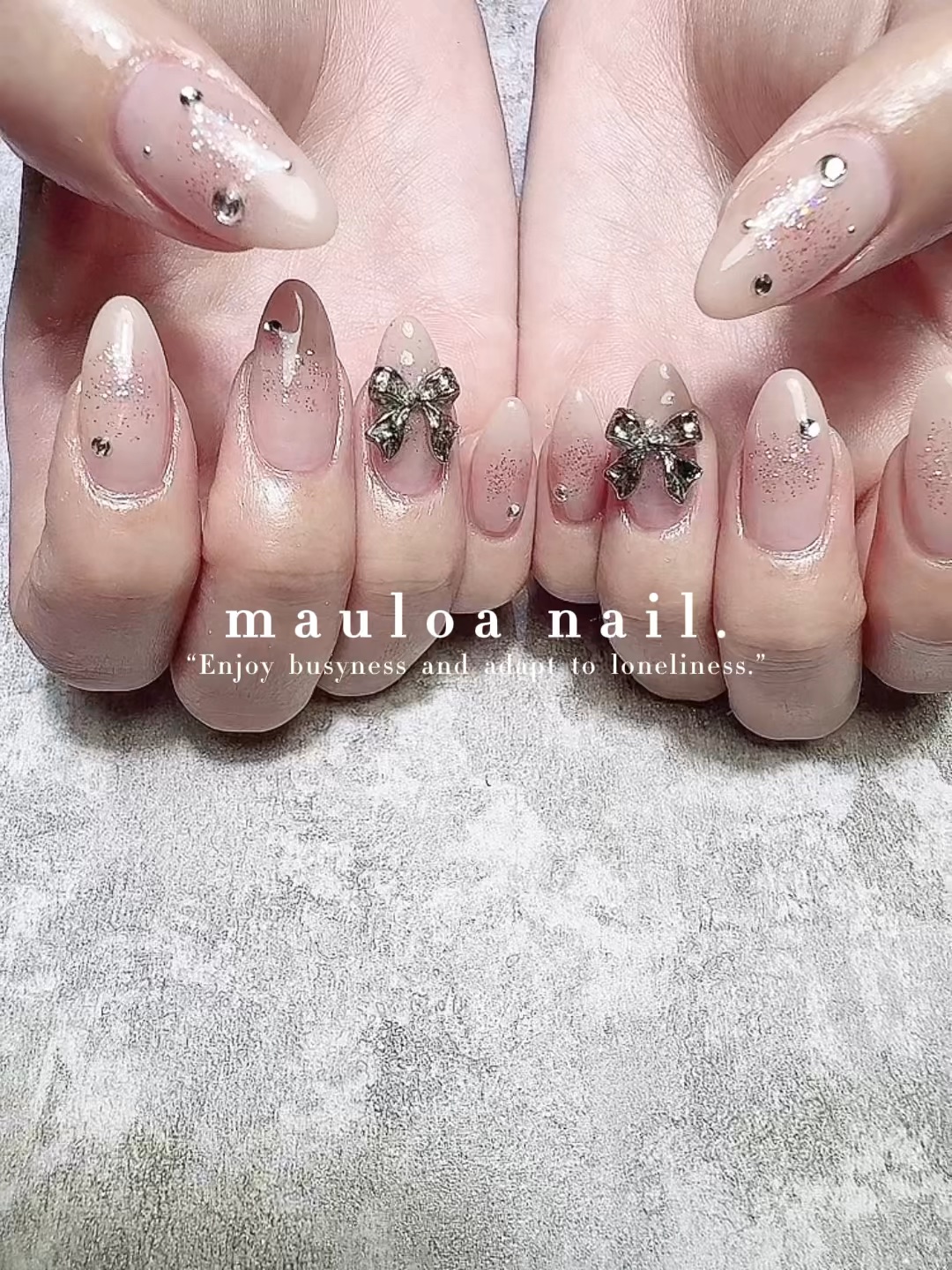 #ミラーネイル,#ネイル,#アートネイル,#夏ネイル,#ホワイトミラーネイル,#リボンネイル,#手書きアートネイル,#ミラーアートネイル,#パーツネイル,#ミラーネイル,#埋め尽くしネイル,#天王寺ネイルのネイルデザイン