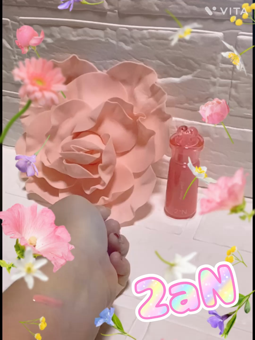 綿菓子みたいなピンク

2aN」のハートウェアリングリキッドチーク（04 Bunny Glow）

美容的な特徴として⬇️

	1.	みずみずしい質感 × ツヤ感
	•	水分エッセンスが 50% 入っており、みずみずしいテクスチャー。  
