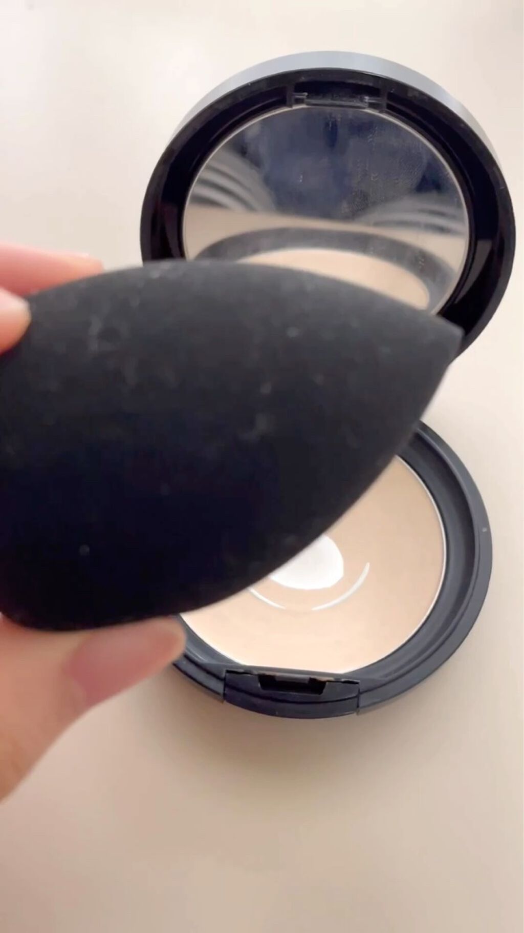 ミネラルシルキーベール/エトヴォス/プレストパウダーの動画クチコミ4つ目