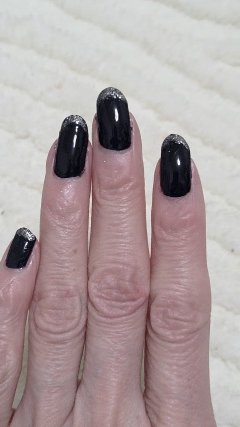 ✨✨✨本日のネイル✨✨✨
今日は仕事のお休みネイルです！！

#andus
#AUSホリデーネイルカラーセット
04 NIGHT  DUST
NV を、メインカラーに使用しました。
ブラックに見えるけど、ネイビー！！
めっちゃキレイなダーク