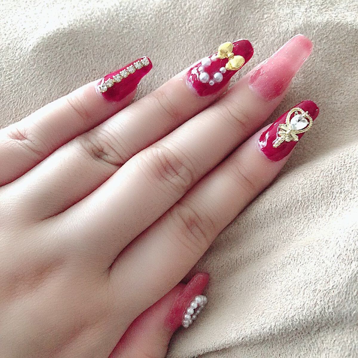 #newselfnail
#セルフジェルネイル 


セルフジェルで
クリスマス意識ネイル🎄❤️

爪が折れまくっていたので
初めて長さ出ししてみたら
めちゃくちゃ時間かかった🥲💦

#セリア #SHジェルネイル は
バーガンディがメ