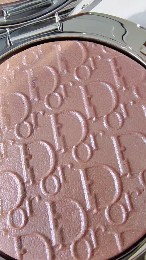 ディオールスキン フォーエヴァー グロウ ルミナイザー/Dior/ハイライトを使ったクチコミ（2枚目）