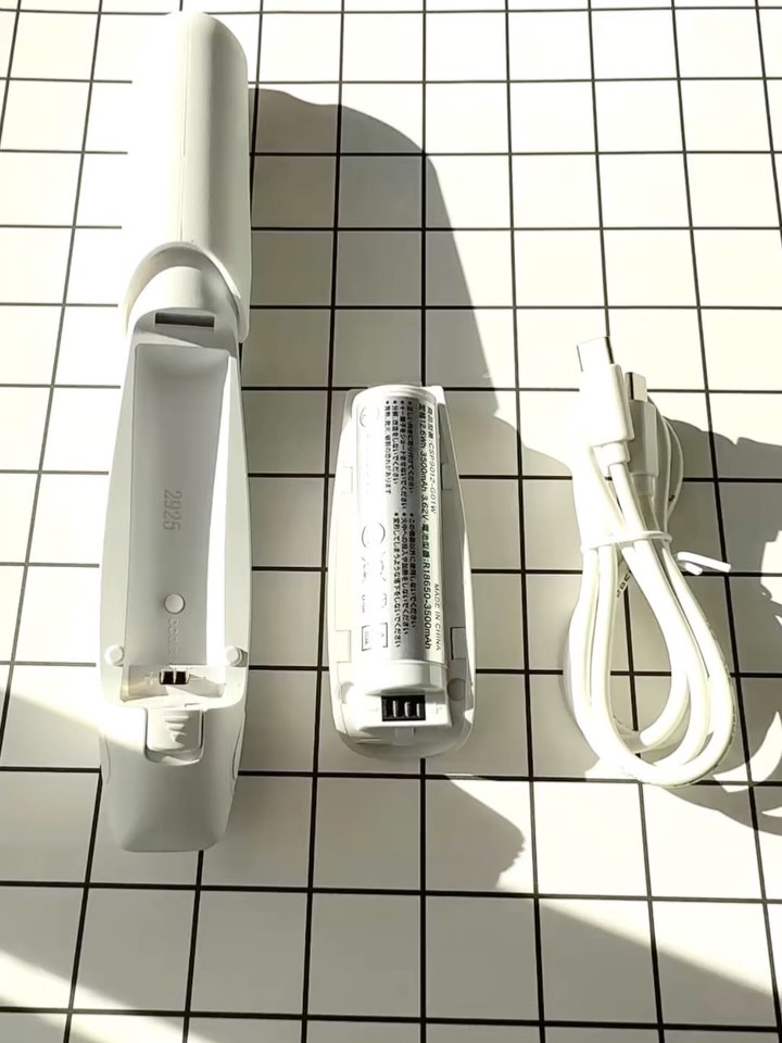 クレイツ 9012 イオンコードレスストレートアイロンのクチコミ「.
コンパクトなのに ちゃんとプロクオリティ
前髪も顔まわりも ちゅるんと決まるのが嬉しい🤍
.....」（2枚目）