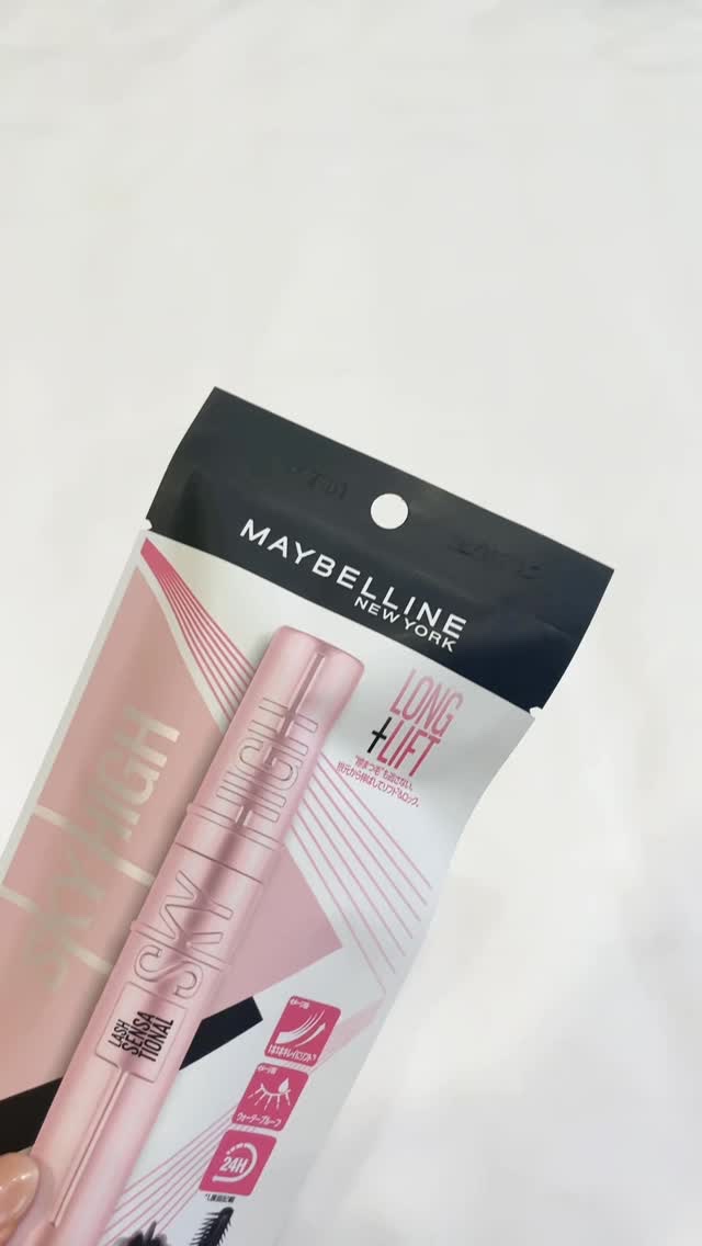 ＼#メイベリンスカイハイ に下地登場！／

名作マスカラ《スカイハイ》から、
待望のマスカラ下地が7/5新発売❣️

【スカイハイ プライマー 01 下地ブラック】

マスカラと合わせ使いで…
 ✔さらにロング！*1 ✔さらにリフトキープ！