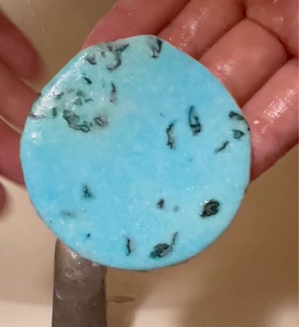 ラッシュ のりのりシーサイドのクチコミ「固形石鹸のようなシャンプー😳
プラスチックフリーで今時なラッシュのシャンプーバー。
ぶっちゃけ.....」(3枚目)