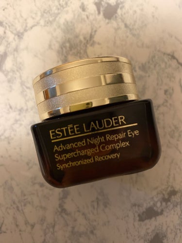 ESTEE LAUDERのアドバンス ナイト リペア アイ ジェル SMR コンプレックスを使ってみたんですが、なかなか良ーい！！！

ジェルだからスーッと馴染むのもお気に入り。

これアウトレットで買