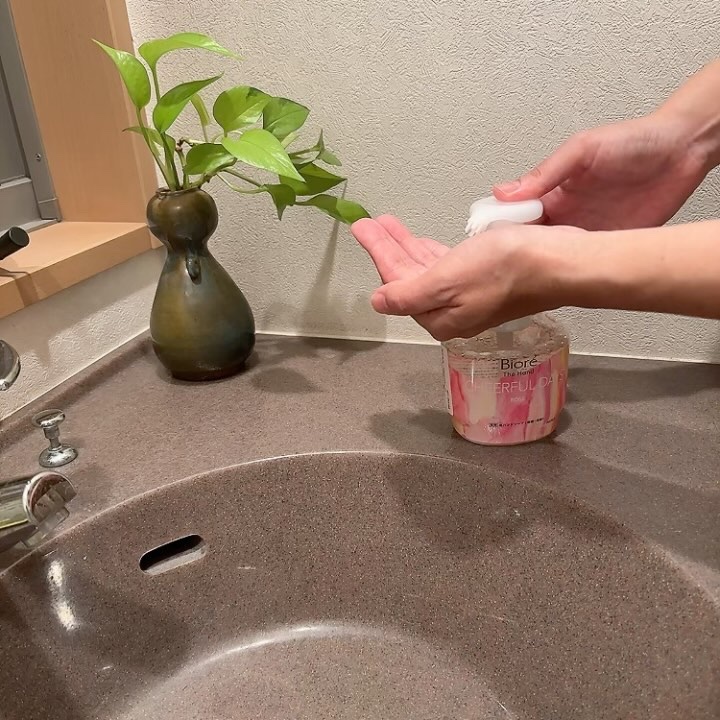 ビオレ ザ ハンド 泡ハンドソープ 朝の摘みたてローズの香り/ビオレ/ハンドソープの動画クチコミ4つ目