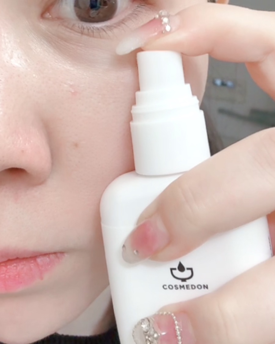 COSMEDON ゴハン シナジー ブースターのクチコミ「洗顔後に約3プッシュほど出して
馴染ませると

しっとり感のあるゲル状のクリームで
ベタつき感.....」（3枚目）