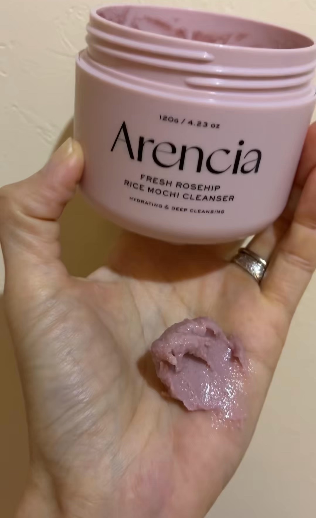 Arencia
フレッシュもちソープ
「ロイヤルローズヒップ」

韓国皮膚科医が推薦するクレンジング。

使い切り。

モッチモチ、ネバーなテクスチャー。
ウォッシュパックとして使うのがお気に入り。

アーモンド粉のツブツブ感も感じられるけ