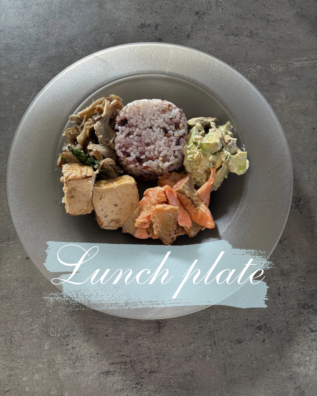 #ランチプレート

☺︎雑穀米

☺︎サラダ
アボカド、トマト、紅生姜、ちくわ、マヨネーズ

☺︎マリネ
舞茸、椎茸、春菊、塩麹、生姜

☺︎焼き豆腐

☺︎炙りサーモン

#ダイエット
#腸活
