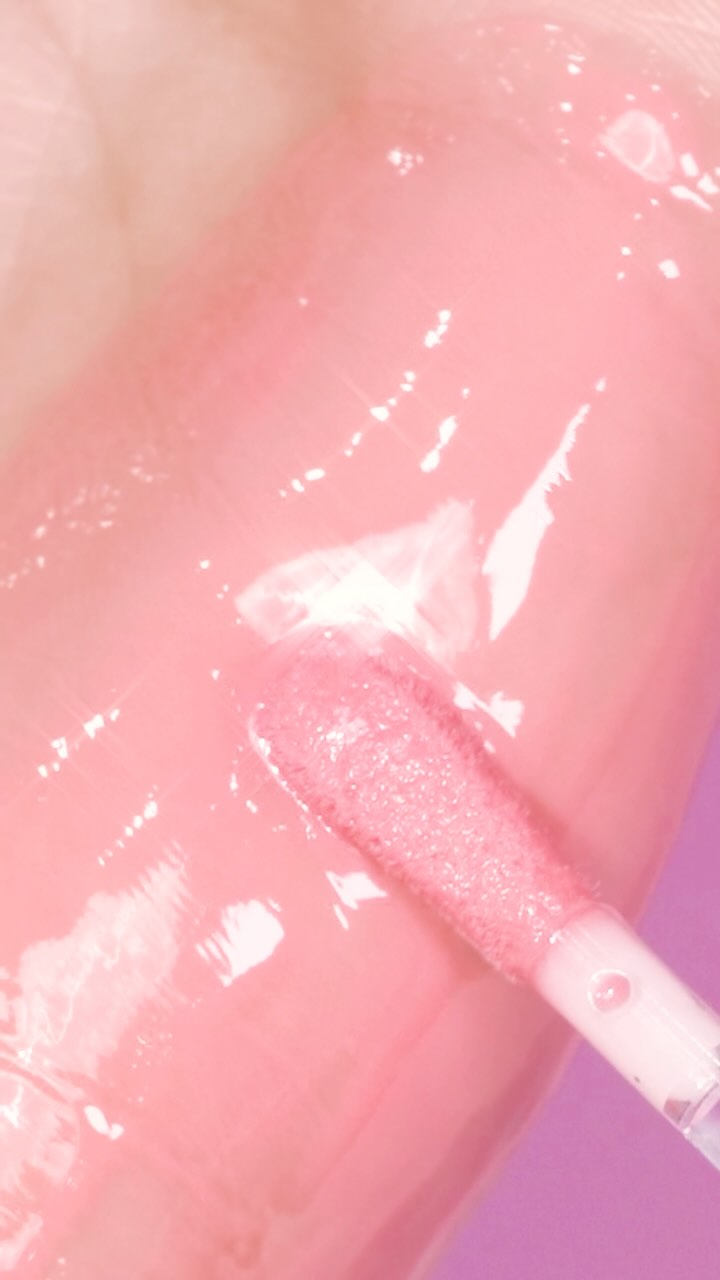 発売からたっぷりのちゅるんとツヤ感が話題に！
新作オーバーグロウグロスをスウォッチでご紹介✨

𝕆𝕧𝕖𝕣 𝕘𝕝𝕠𝕨𝕪 𝕘𝕝𝕠𝕤𝕤🍨

🍦01 スウィーティクリーム
甘くピュアな仕上がりに
☁️02 コットンキ