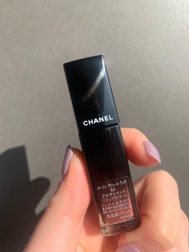 大人女子におすすめリップ👩🌹

CHANEL
ルージュ アリュール ラック
63アルティメット

ブラウン味のあるくすみローズカラー！

場面を選ばずに使えそうな
落ち着いたローズカラーです🌹✨

ティ