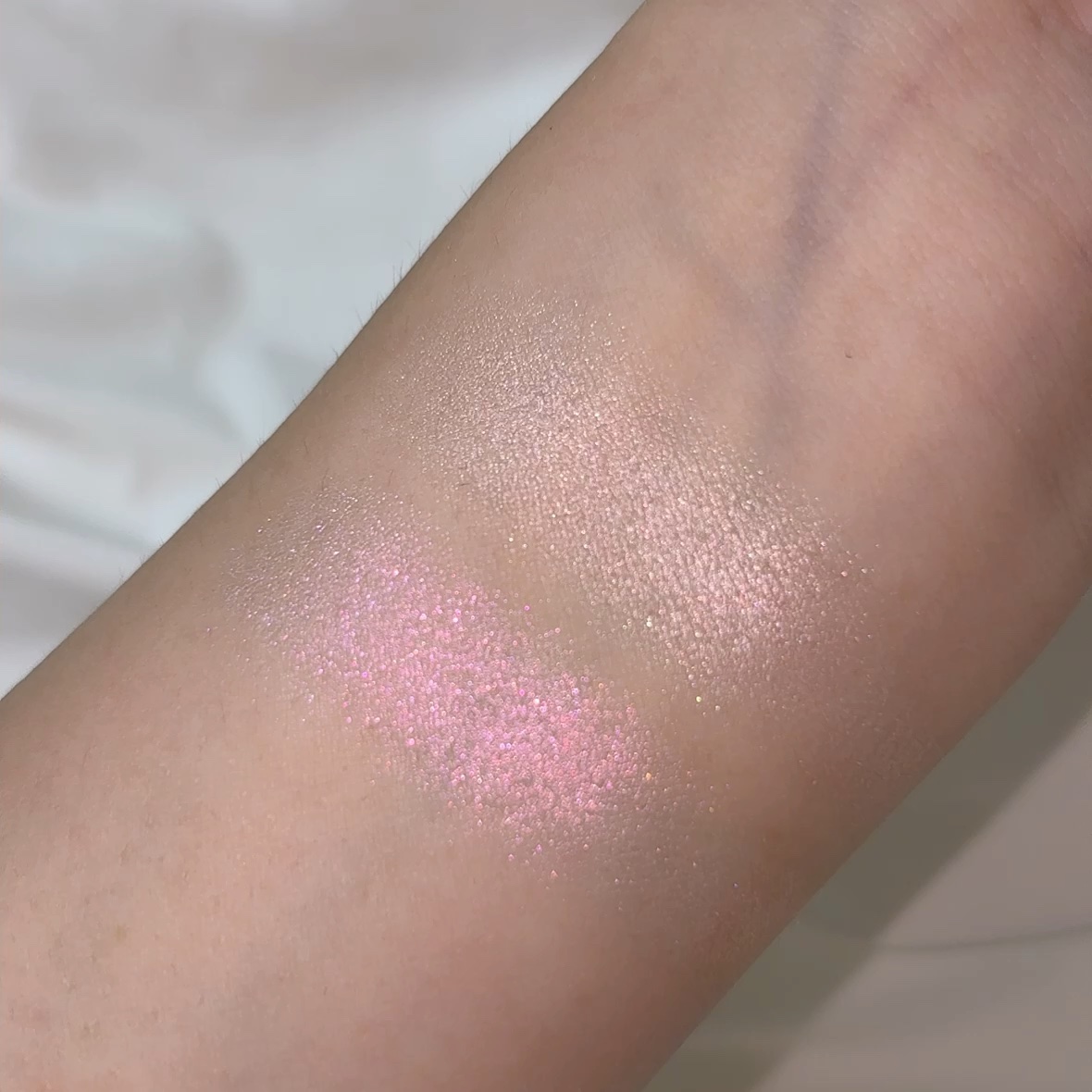 ラメが分かるスウォッチシリーズ💎

メガ割購入品候補🍓　

／
mude
フェイスフィルボリューマーハイライター
＼

こんにちは！あざとコスメ好きのなちです！🌸

最近推しが頬の高い位置に偏光ピンクのハイライト使ってるからmude.