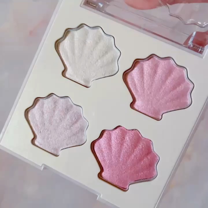 🧜‍♀️シャイングロイハイライターパレット
ぷにぷにの質感でぴたっと密着✨
個人的には右上の白とピンクの偏光感がある色が凄く綺麗でお気に入りです。
#メガ割おすすめ 