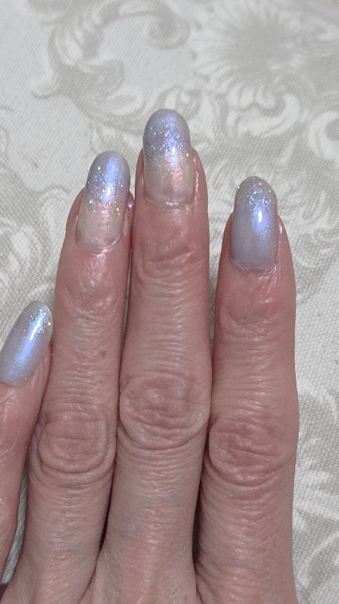 ✨✨✨本日のネイル✨✨✨
親指、中指、薬指に
#セリア
#ACネイルエナメルS
017　オーロラサイド
を、ベースカラーとして使用しました。
#パラドゥ
#ミニネイル
BL12 ブルートパーズ
を、メインカラーに使用。
#デュカート
#ネイ