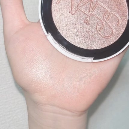 NARS ライトリフレクティング ルミナイジングパウダー/NARS/パウダーハイライトを使ったクチコミ(3枚目)