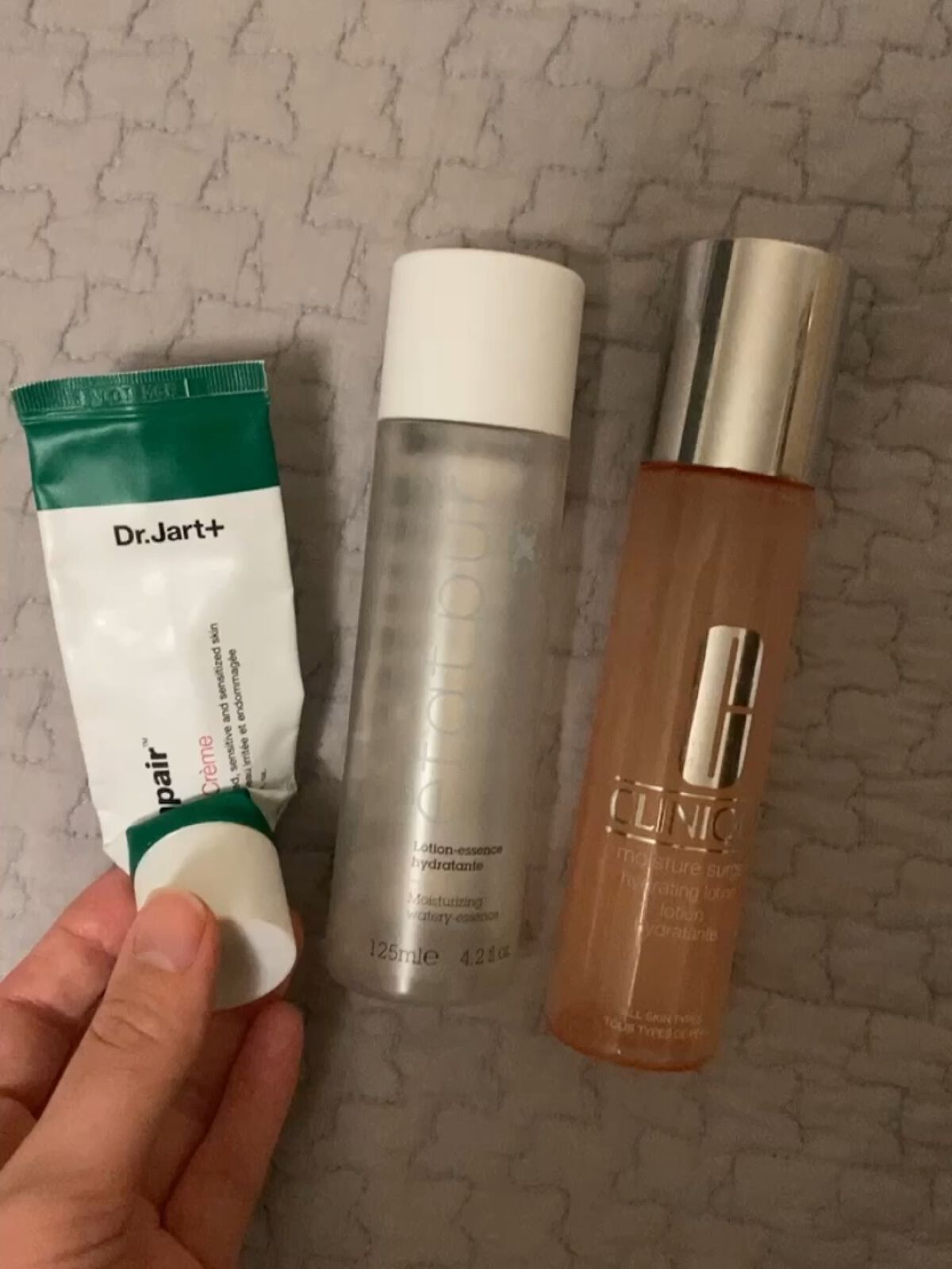 モイスチャライジング ウォータリーエッセンス/エタピュール/ブースター・導入液の動画クチコミ4つ目