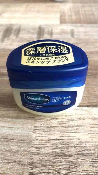 こってりしているけれど
体温でヌメーっと伸びます。

唇、顔、手、足の肌全体に使用できます☺︎

寝る前はベタベタ思い切り塗って
普段は薄く伸ばして塗っています。

乾燥した肌が
しっかり保湿してくれる