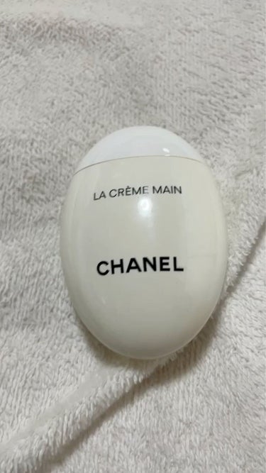 CHANEL
ラ クレーム マン

大人気
ハンドクリーム⭐️⭐️

ころんとしたサイズ感がめちゃくちゃかわいい

ネイルとともに撮影するのにも
良さそうなデザインかな！
と思いました💛

(私はネイル