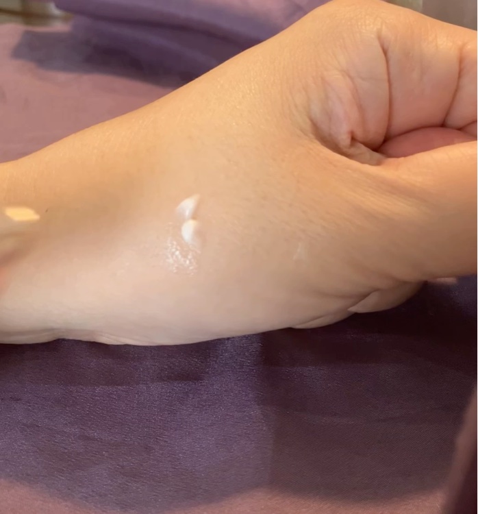 ミノン ミノン アミノモイスト エイジングケア アイクリームのクチコミ「こっくりクリームがピターッと張り付いて、ラップしてくれるようなイメージです。目尻のくっきりした.....」（3枚目）