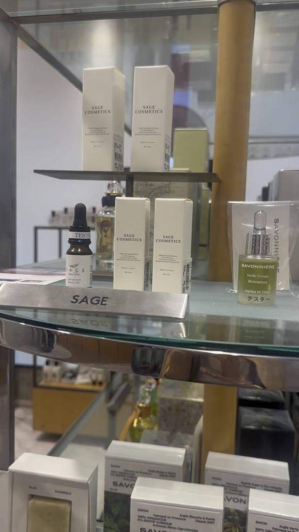 バーニーズ、ニューヨーク、銀座や
横浜店にも手がありますので、ぜひお使いくださいませ！

さらに、お安く購入したい人は:

https://sage-cosmetics.jp

手に入りますよー🫶