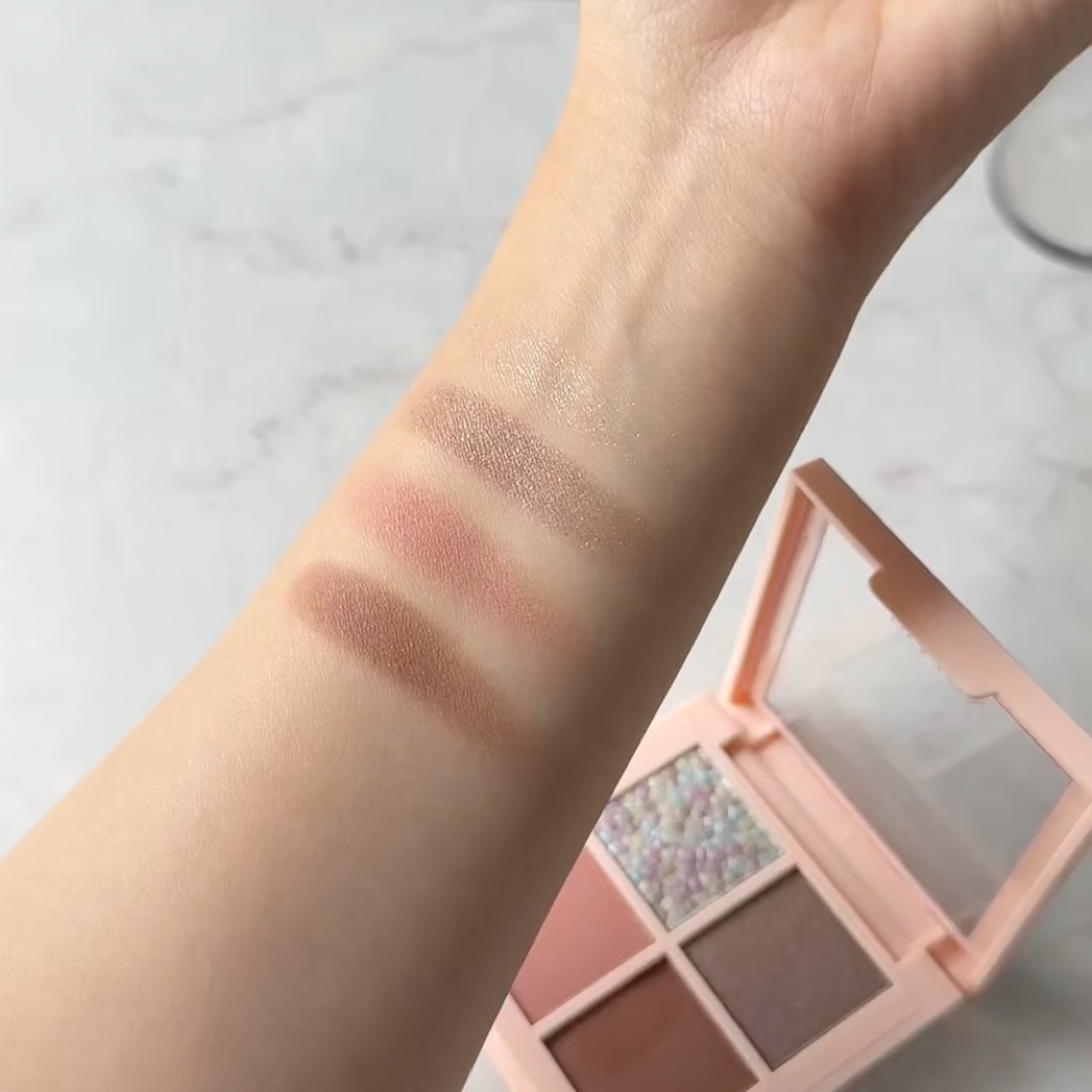 レブロン ダズル アイシャドウ クアッド/REVLON/アイシャドウパレットを使ったクチコミ（3枚目）