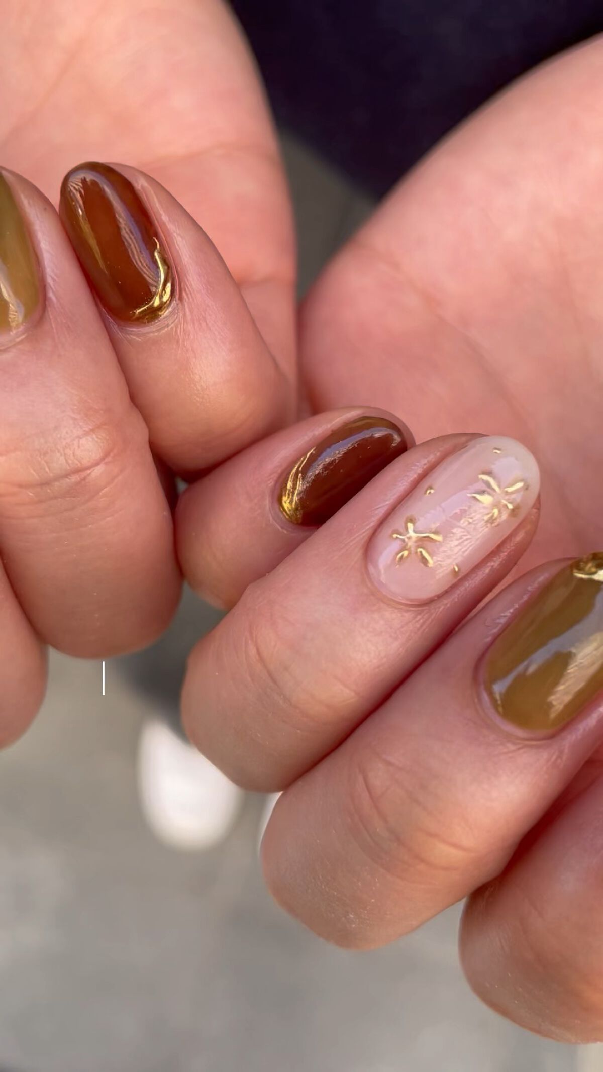 #ブラウンネイル,#抜け感ネイル,#カーキネイル,#フラワーネイル,#ニュアンスネイルのネイルデザイン