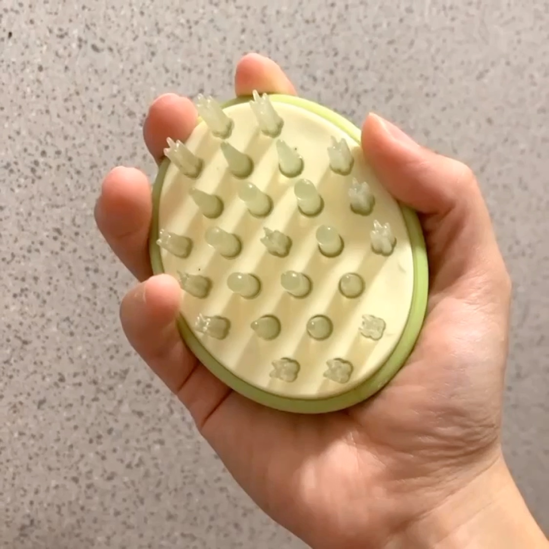 シャンプーブラシ/貝印/スカルプブラシの動画クチコミ1つ目