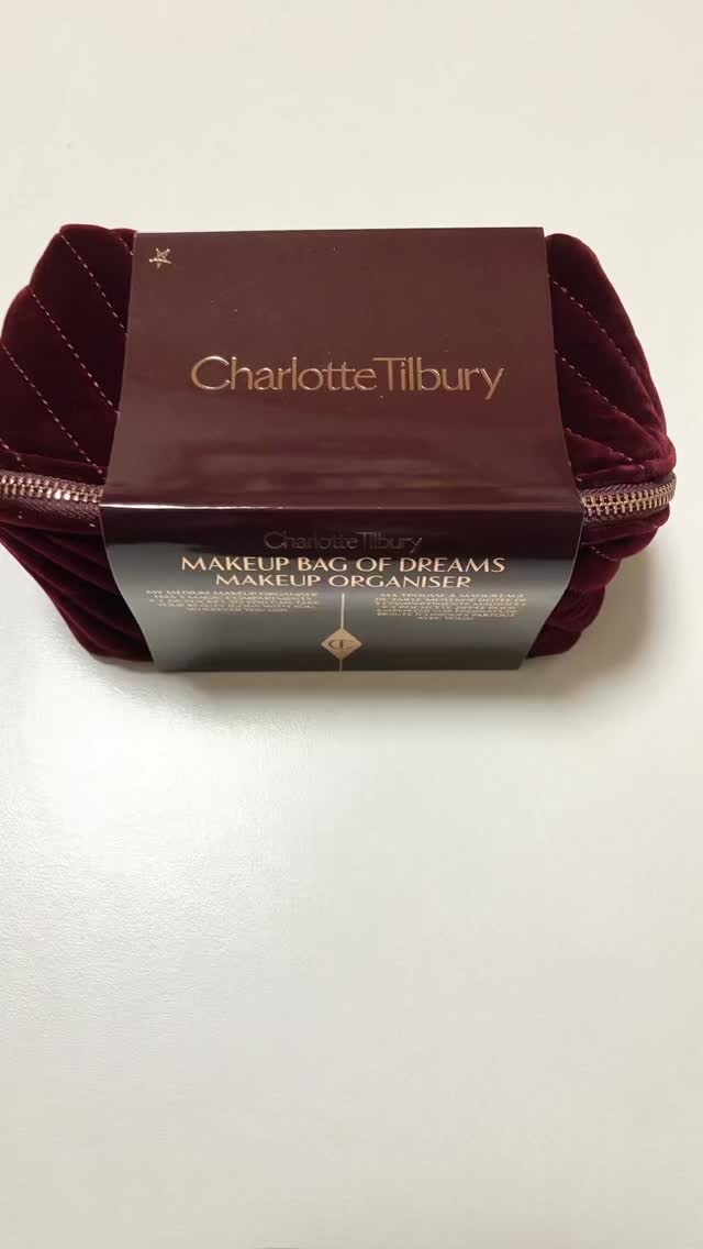 やっと届いたよ！
medium 
¥5,624だった
⭐️問題はブラシセットが
入るかだったけど
入りました！
刺繍も色も大人です🩷
大人女子にお薦めします😊
💞┈┈┈┈┈┈┈💞
#購入品#CharlotteTilbury
#シャー