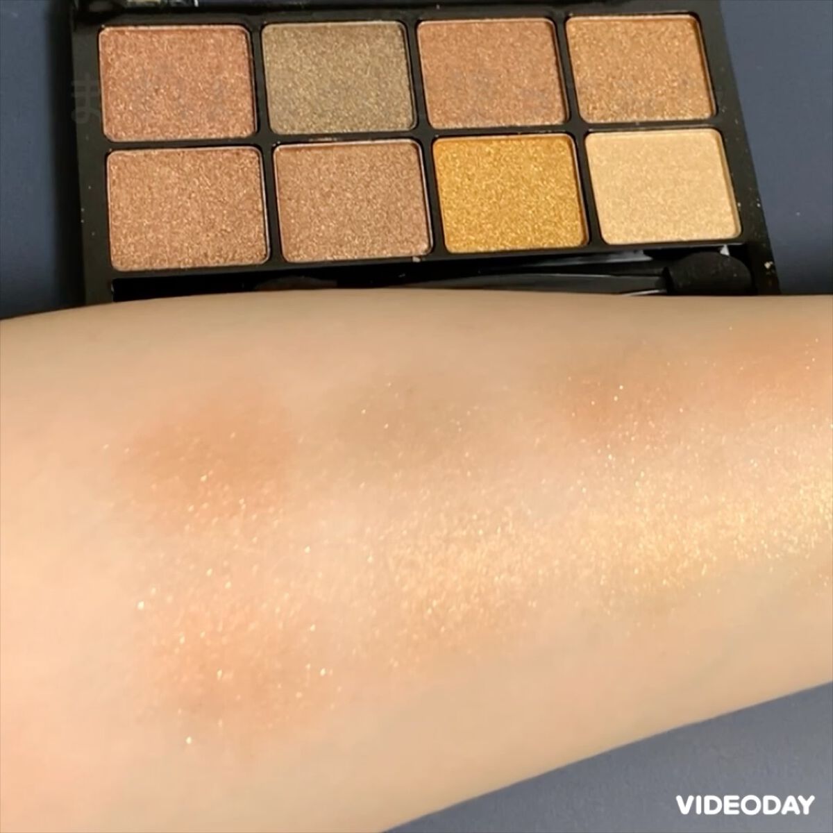 メタリックシャインアイシャドウ/LOOK ME/アイシャドウパレットの動画クチコミ2つ目