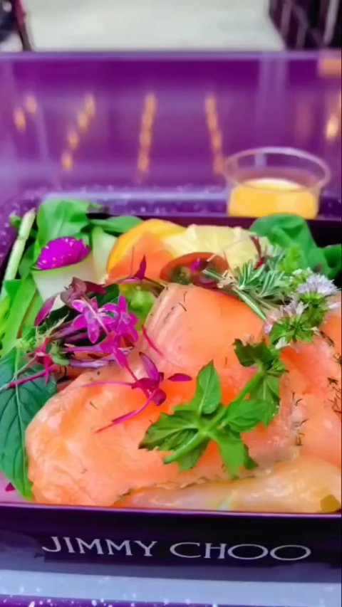 「JIMMY CHOO Street Café Ginza」

JIMMY CHOO 銀座コンセプトストアに「JIMMY CHOO ストリートカフェ銀座」を オープン💜

「JIMMY CHOO」創設当初に使用されていたウィンターブルーム