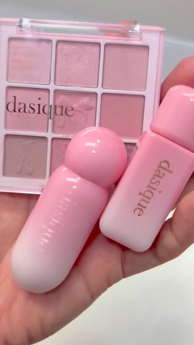 @dasique_jp新作📣
🎀✨ Ballet Core Collection ✨🎀

バレリーナ🩰の優雅なシルエットと魅惑的な雰囲気を表現したピンクカラーのバレエコアコレクション✨

🩰 アイシャドウパレット
˗ˏˋ 35 L