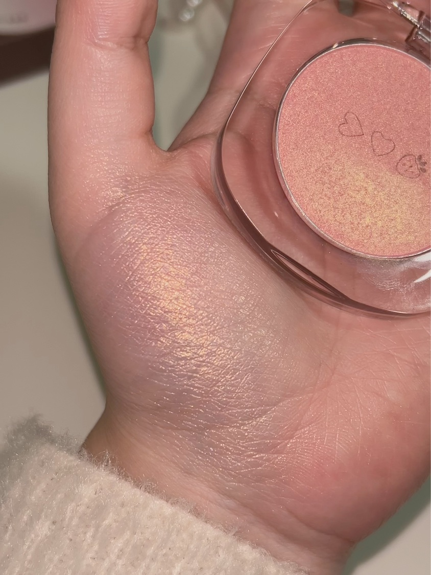 A.chi シュガービームハイライターのクチコミ「文字なしでもっとわかりやすい質感を見たい方はこれ

伝わりますかこの艶……

※投稿義務なしの.....」（2枚目）