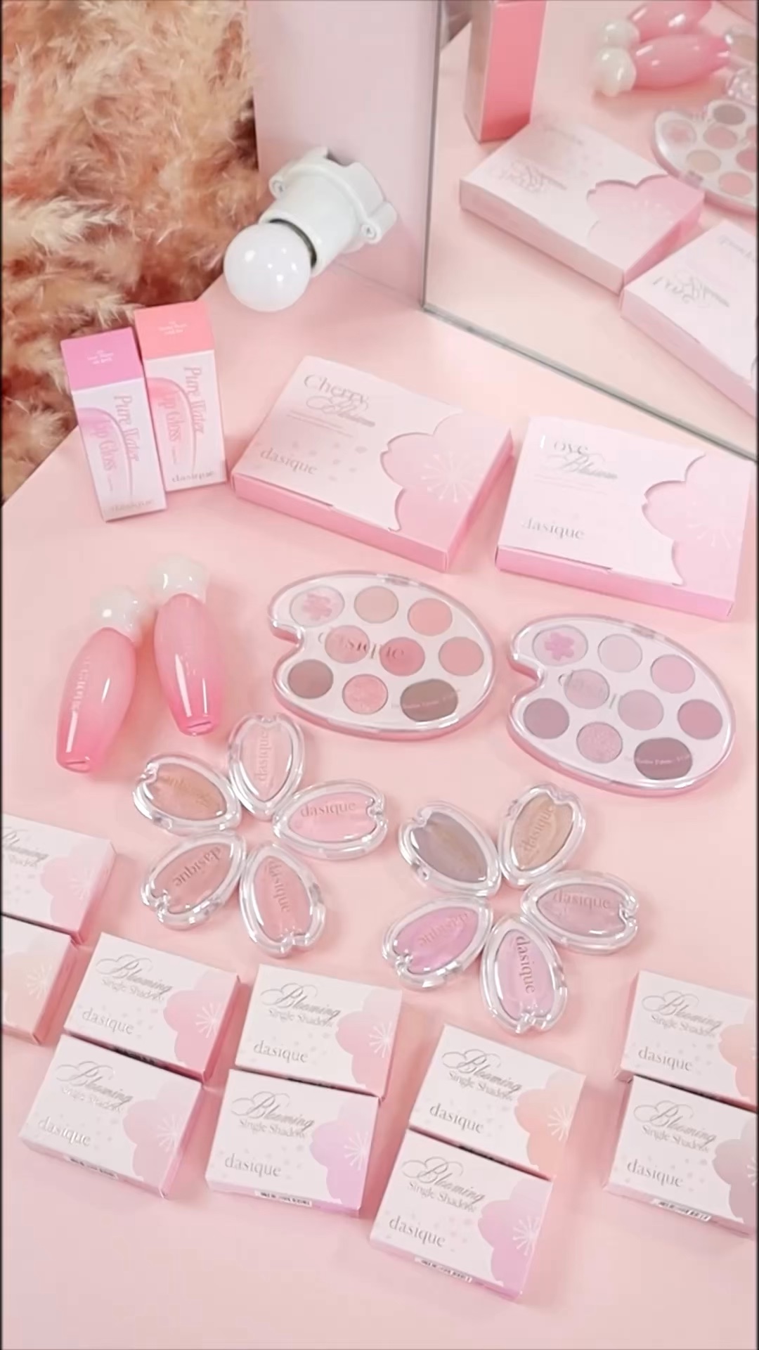 dasique
Pink Blossom Collection🌸
開封して可愛くてしばらく眺めてます🤍
今週中にスウォッチpostもしたいです💭

#dasique #新作コスメ#韓国コスメ #デイジーク