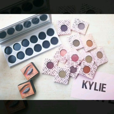 Kylie Cosmetics Empty-White Paletteのクチコミ「♡#KYLIECOSMETICS ♡

📷スウォッチしました♡♡♡

🥰先日♪届いた#カイリー.....」（1枚目）