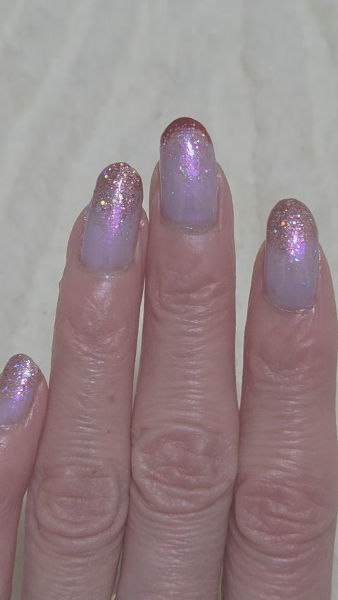 ✨✨✨本日のネイル✨✨✨
本日は昨日のネイルに重ね塗り。
#キャンメイク
#カラフルネイルズ
N02 シックボルドー
親指と中指の爪先に。
#パラドゥ
#リトルジュエリーコフレ
PK スパークルルビー
を、乗せました。
他の指には
カラフル